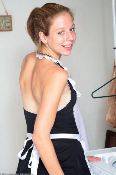 Hailey spreads her pussy in the laundry room