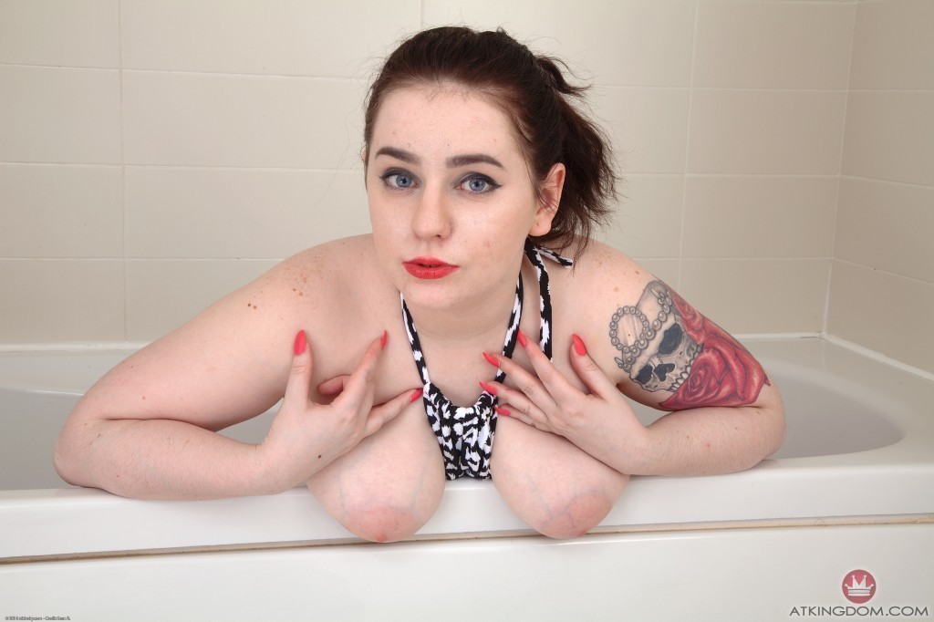 1024px x 682px - Chubby brunette with pale skin spreads her hairy pussy in the bathtub at  Brdteengal