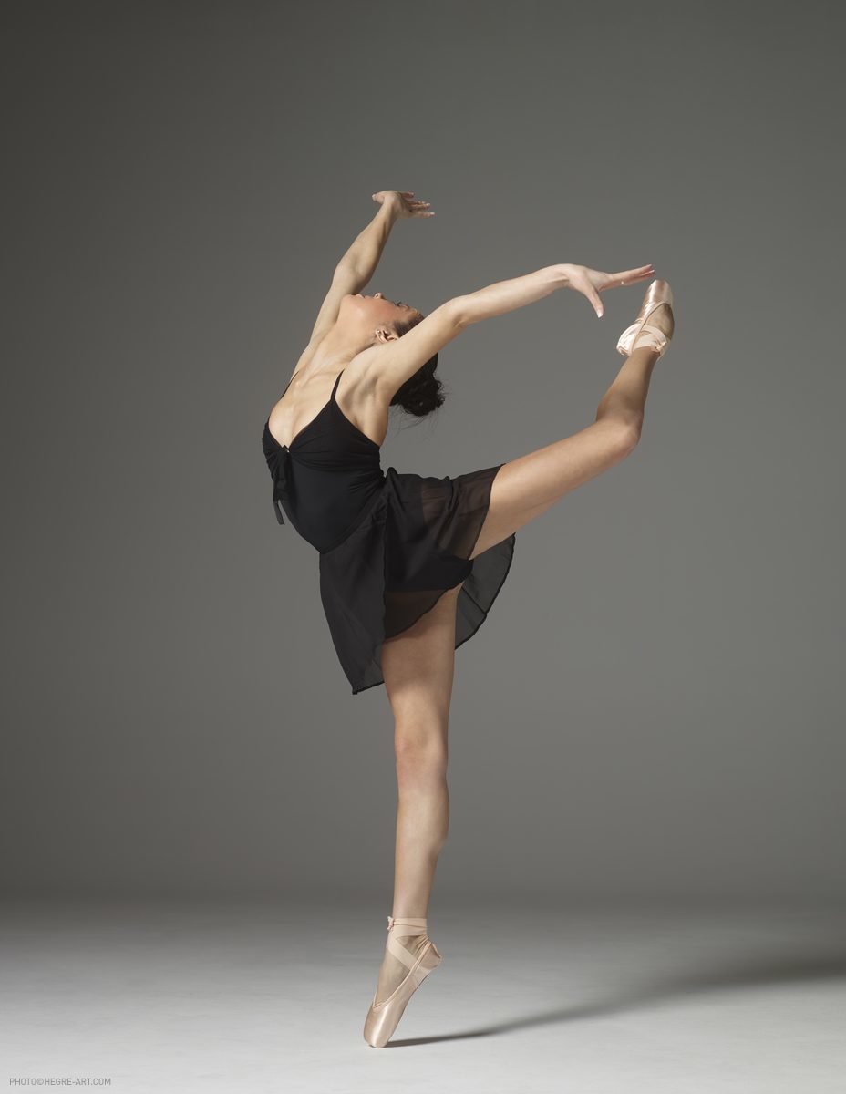 Porn Ballerina Poses - Flexible black-haired ballerina posing and dancing at Brdteengal