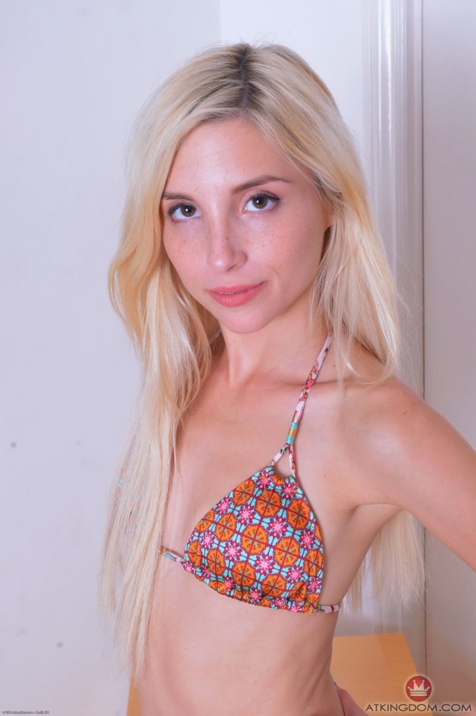 Piper Perri Bikini - Petite blonde spreads her tight ass at Brdteengal