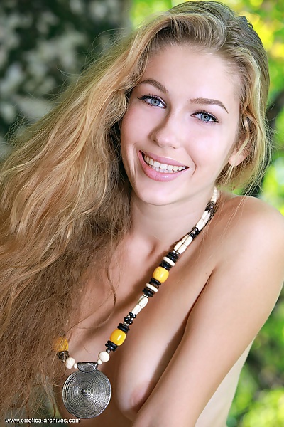 Contenta featuring Genevieve Gandi by Matiss from Errotica Archives - 8/16