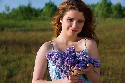 Foxy lifts up her summer dress to masturbate