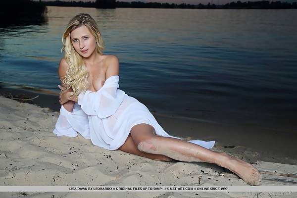 Lisa Dawn in Night On The Beach by Leonardo from Met Art - 7/18