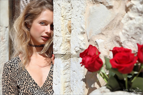 Clarice in Love is a Rose from MPL Studios - 1/12