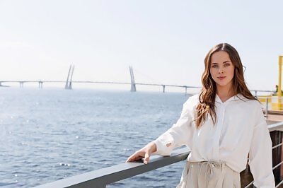 Margot Ferns in Bright Delight