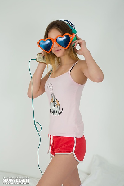 Alisa in Love in Eyes from Showy Beauty - 1/20