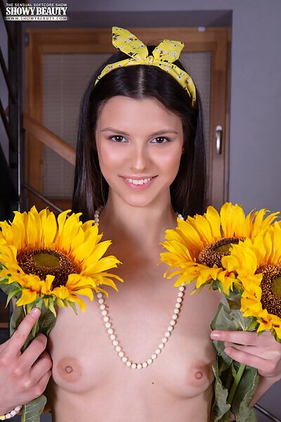 Amelia grace in Sunny flower from Showy Beauty - 20/20