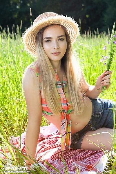 Avery in Sun in Hair from Showy Beauty - 1/20