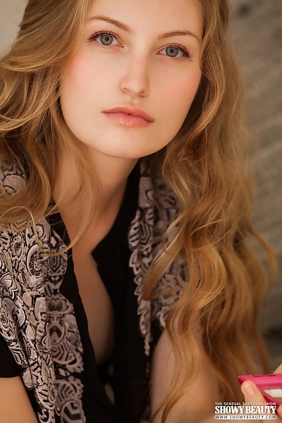 Bretona in Strong Attraction from Showy Beauty - 1/20