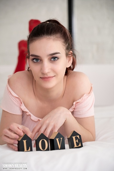 Gloria in Eyes of fascination from Showy Beauty - 2/20