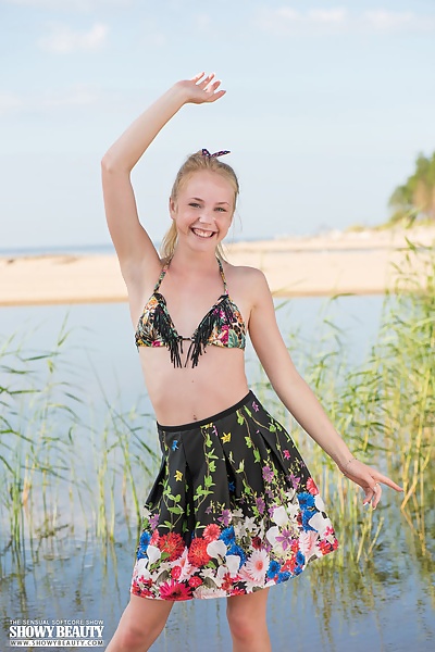 Runa in Smiling Beauty from Showy Beauty - 3/20