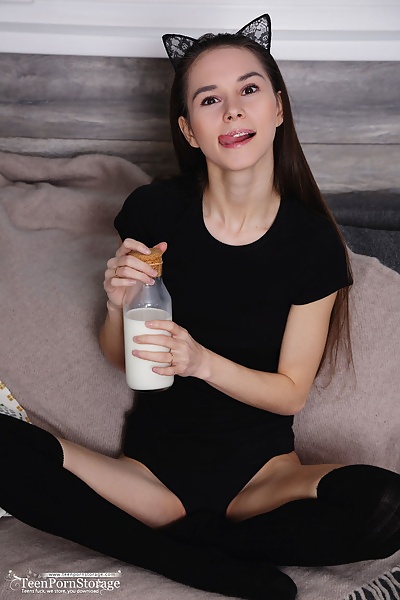 Leona Mia in Pussycat from Teen Porn Storage - 3/20