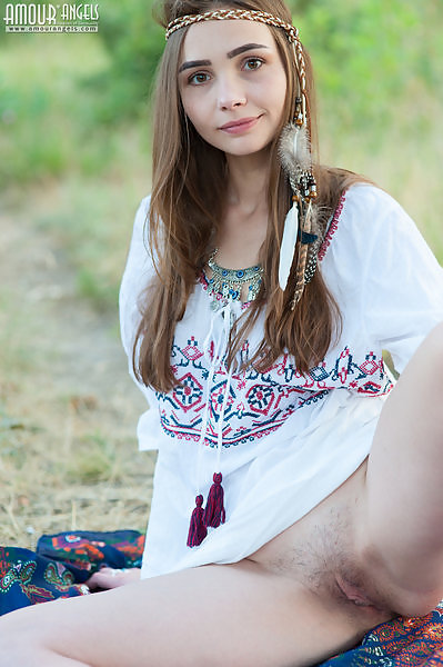 Hippie brunette nude in a field
