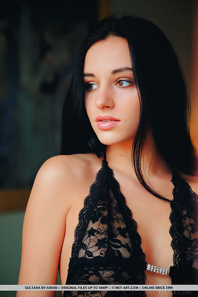 Black-haired babe spreading in bed