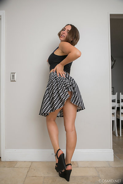 Brunette amateur lifts up her skirt