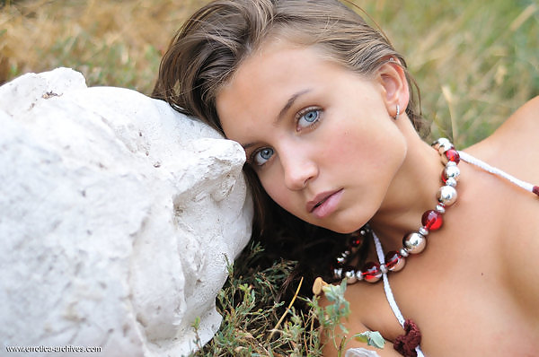 Gorgeous blue-eyed teen takes off her bikini in a field