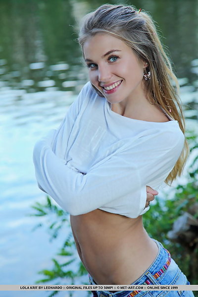 Blue-eyed blonde with small tits spreading by a lake