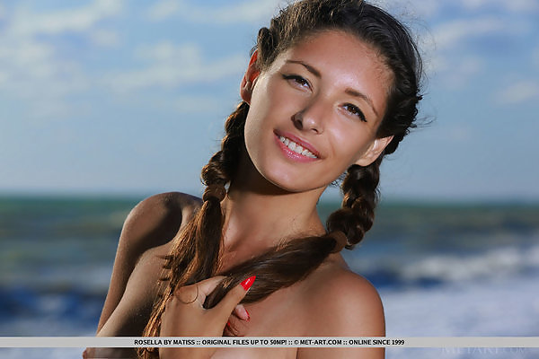 Cute brunette teen with puffy nipples takes off her bikini at the beach