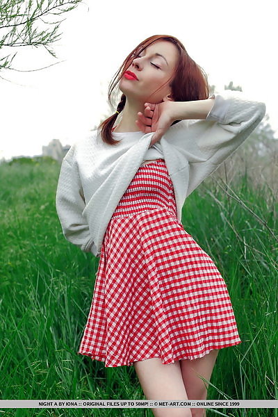 Redhead with big pussy lip lifts up her dress in a field