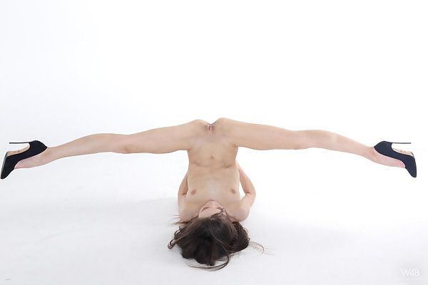 Flexible girl with beautiful eyes posing nude