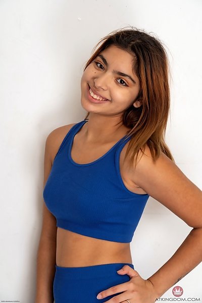 Sporty Latina teen spreads her holes