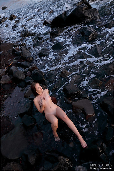 Sexy girl nude by the sea
