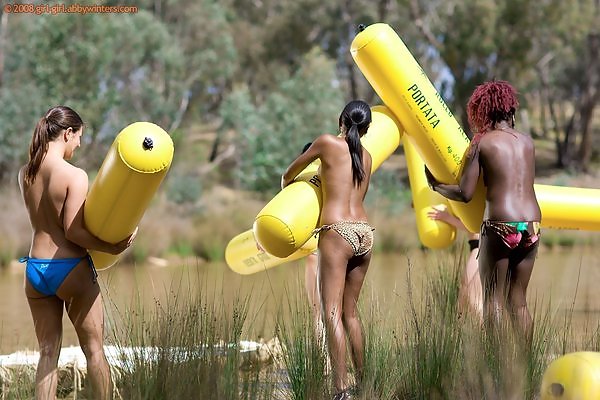 Six amateurs take off their bikinis by a river
