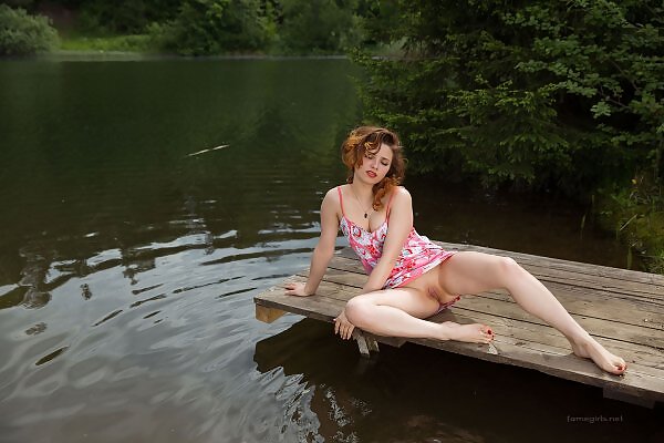 Foxy lifts up her dress from Fame Girls - 11/12