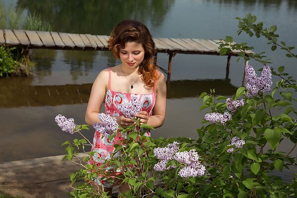 Foxy lifts up her dress from Fame Girls - 2/12