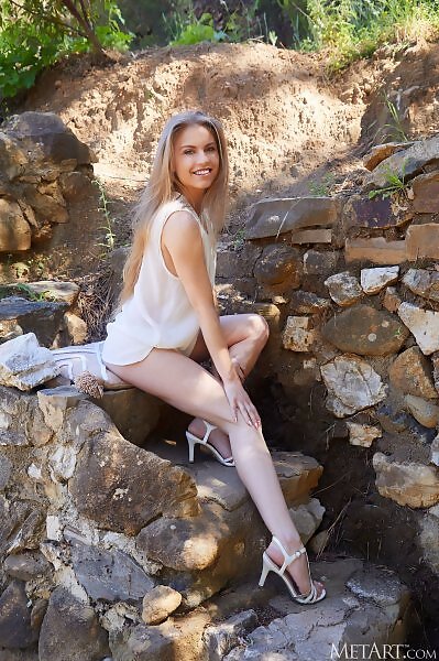 Bonnie Dolce in Sweetest Light by Erro from Met Art - 1/16