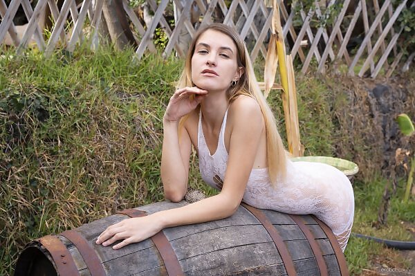 Presenting Klara by Lorenzo Renzi - 1/16 Presenting Klara by Lorenzo Renzi from Erotic Beauty - 1/16