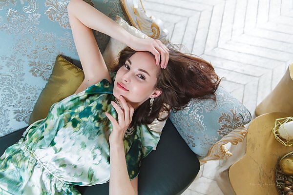 Diana lifts up her green dress from Fame Girls - 3/15