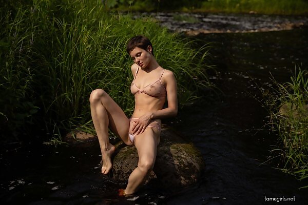 Diana spreads her ass and pussy from Fame Girls - 4/20