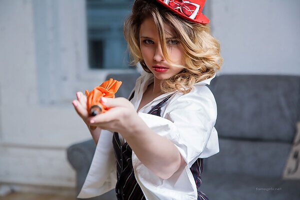 Foxy masturbating on the couch - 1/12 Foxy masturbating on the couch from Fame Girls - 1/12