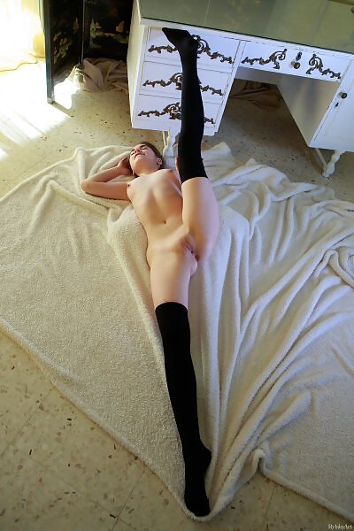 Sofy Bee in Aramaribi II by Rylsky - 14/18 Sofy Bee in Aramaribi II by Rylsky from Rylsky Art - 14/18