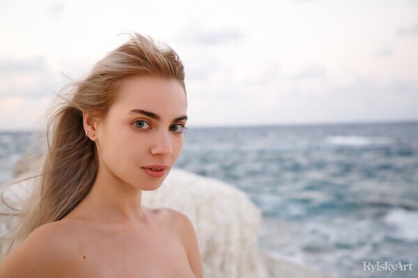 Ytrenney featuring Sofy Bee by Rylsky - 15/16 Ytrenney featuring Sofy Bee by Rylsky from Rylsky Art - 15/16