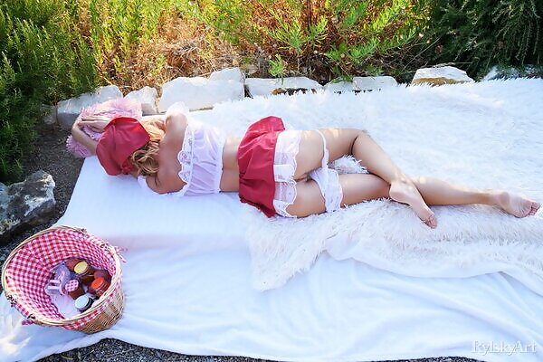 Zyzle Fille featuring Marta Gromova by Rylsky - 7/16 Zyzle Fille featuring Marta Gromova by Rylsky from Rylsky Art - 7/16