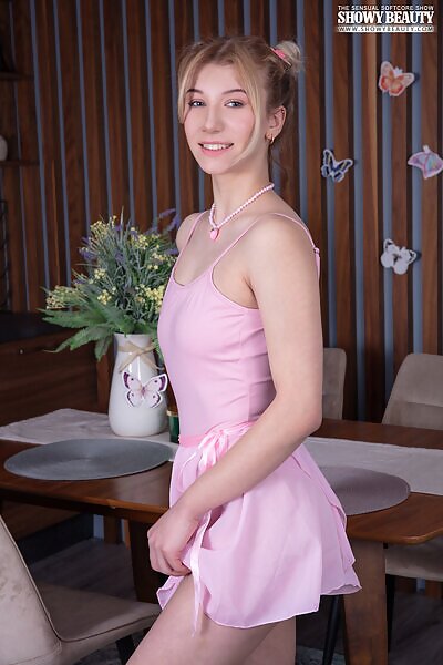 Peaches in Table Play - 1/20 Peaches in Table Play from Showy Beauty - 1/20