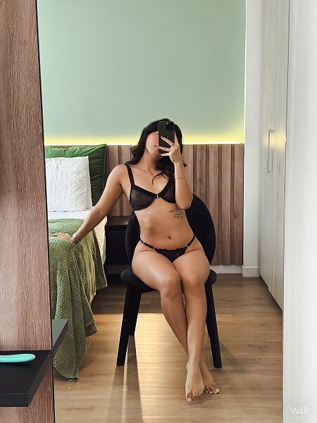 Leyla Grey in Selfie 4U: Erotic Greeting - 1/17 Leyla Grey in Selfie 4U: Erotic Greeting from Watch 4 Beauty - 1/17