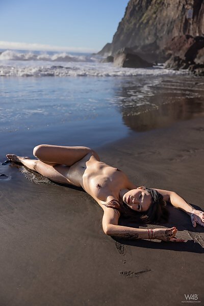 Sky Moon in Happy On The Beach - 13/17 Sky Moon in Happy On The Beach from Watch 4 Beauty - 13/17