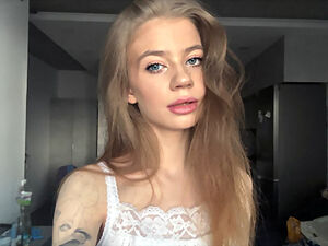 More live girls! Watch her live show now!