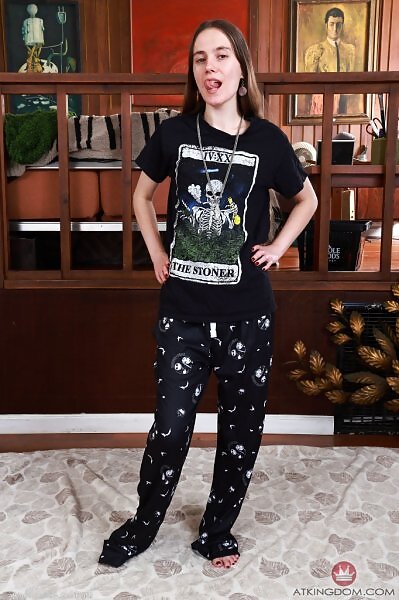 Sia Wood keeps it casual - 2/20 Sia Wood keeps it casual from ATK Hairy - 2/20