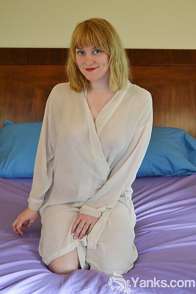 Joan Juice's Vibrates With Her Bullet - 1/16 Joan Juice's Vibrates With Her Bullet from Yanks - 1/16