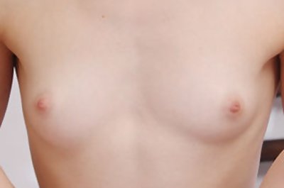 Amelie Lou tits closeup