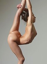 Insanely flexible babe Eva was born to bend