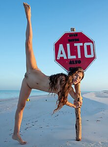Flexible Latina spreads her bush at the beach