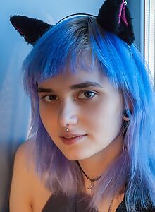 Blue-haired amateur with big areolas spreading