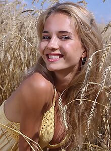 Busty blonde hottie nude in a field