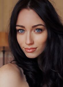 Blue-eyed brunette Zsanett Tormay spreading in leg warmers