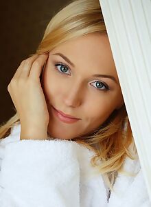 Busty blonde Aislin pulls off her bathrobe